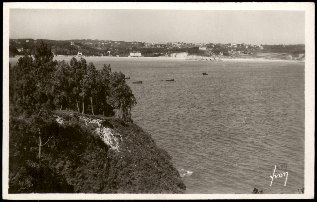 zoom: Image side vintage Postcard from 1930: Vue Panoramique:: Morgat Crozon