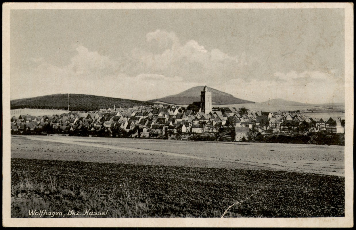 vergrößern: Bildseite historische Ansichtskarte von 1930: Gesamtansicht aus der Ferne:: Wolfhagen