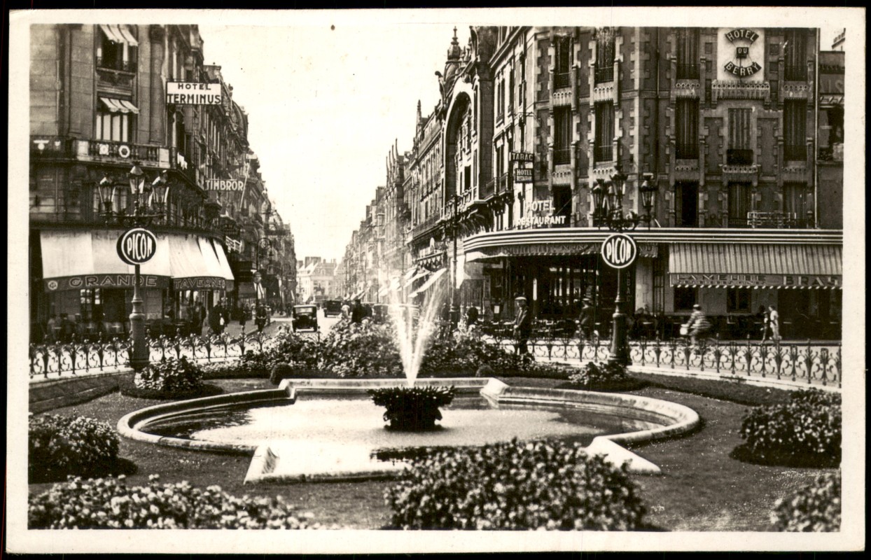 zoom: Image side vintage Postcard from 1940: Square Albert-1ER - Rue de la République:: Orléans