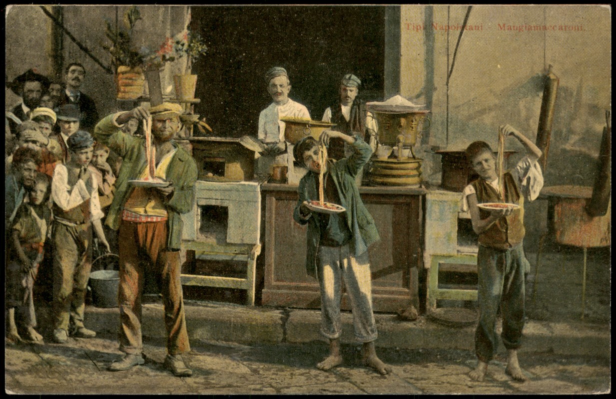 vergrößern: Bildseite historische Ansichtskarte von 1913: Typen Trachten beim Maccaroni essen:: Neapel