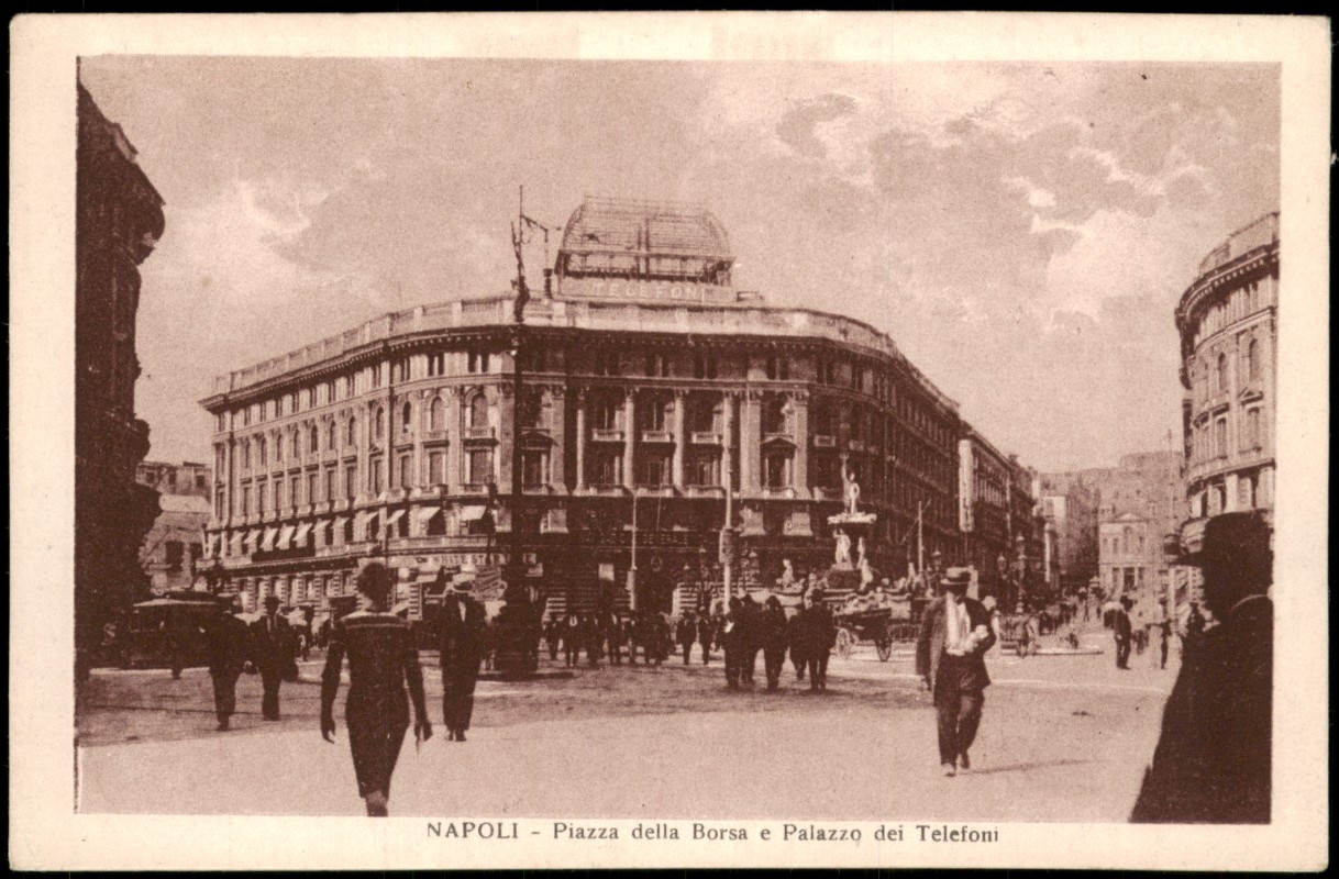 vergrößern: Bildseite historische Ansichtskarte von 1920: Piazza della Borsa e Palazzo dei Telefoni:: Neapel