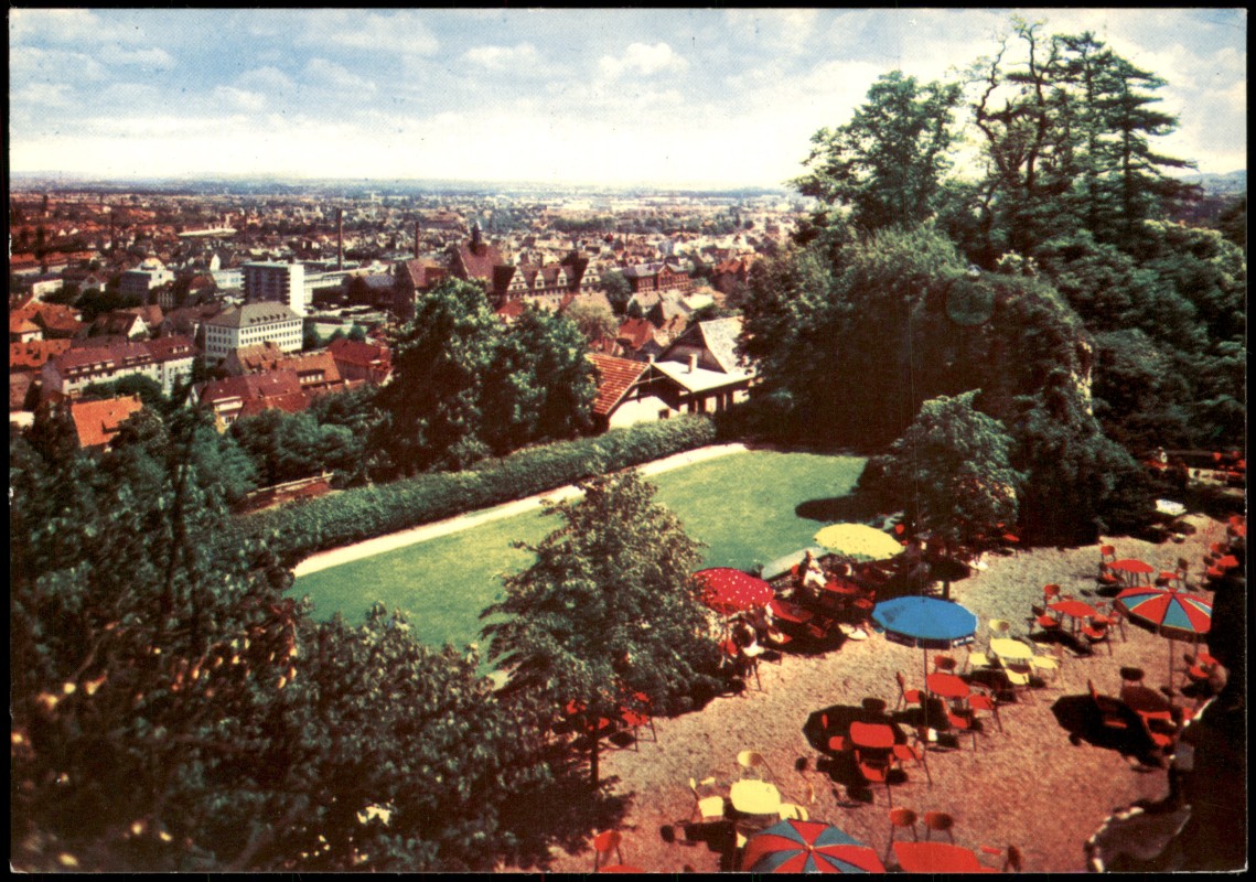 vergrößern: Bildseite historische Ansichtskarte von 1968: Stadtblick von der Sparrenburg Restaurant Sonnenschirme:: Bielefeld