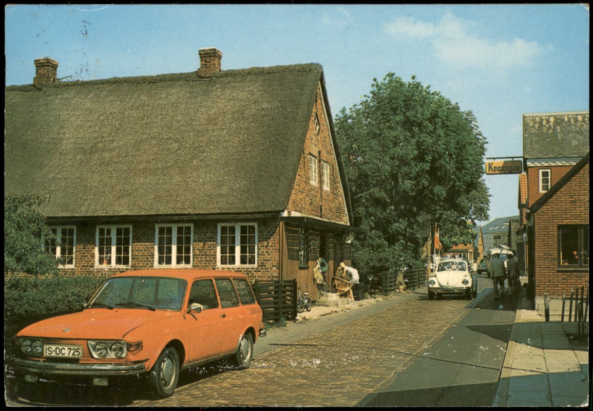 vergrößern: Bildseite historische Ansichtskarte von 1975: Insel Fanø Nordby Straßen Partie Autos u.a. Volkswagen VW Käfer:: Insel Fanø
