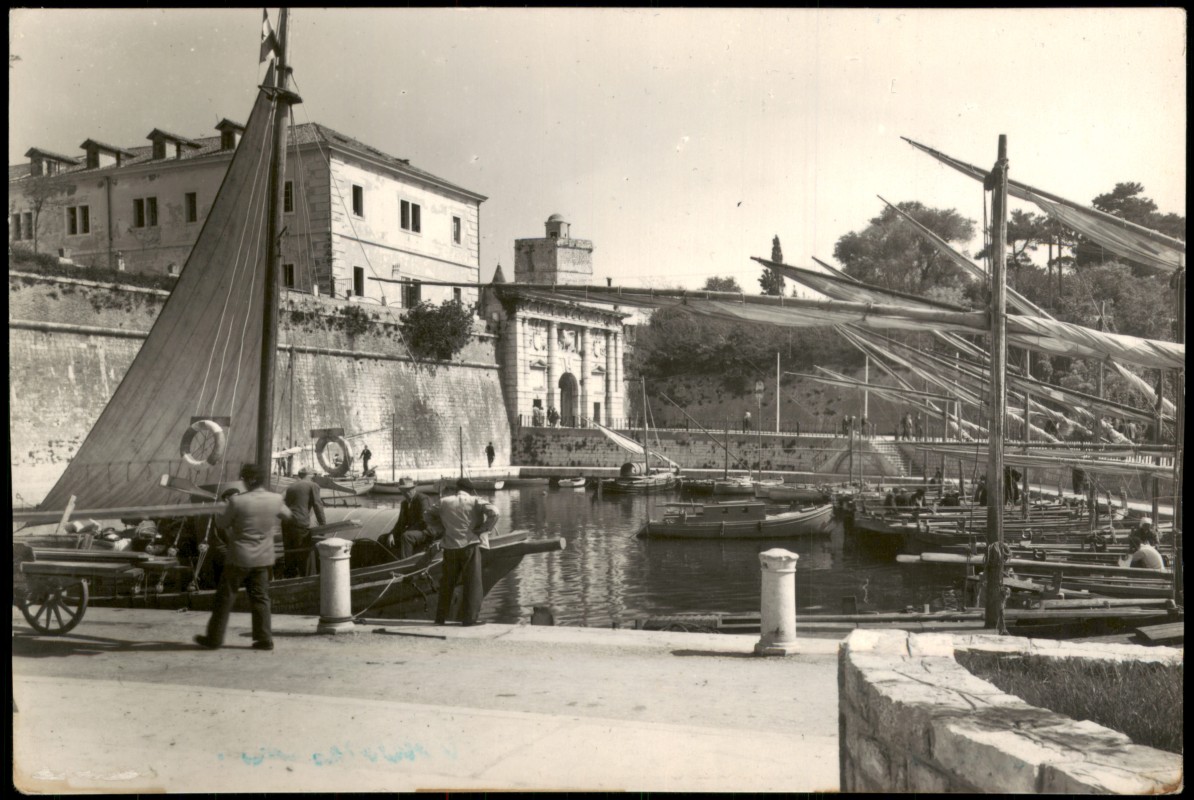 vergrößern: Bildseite historische Ansichtskarte von 1959: Kleiner Hafen, Boote Schiffe:: Zadar (auch Zara)