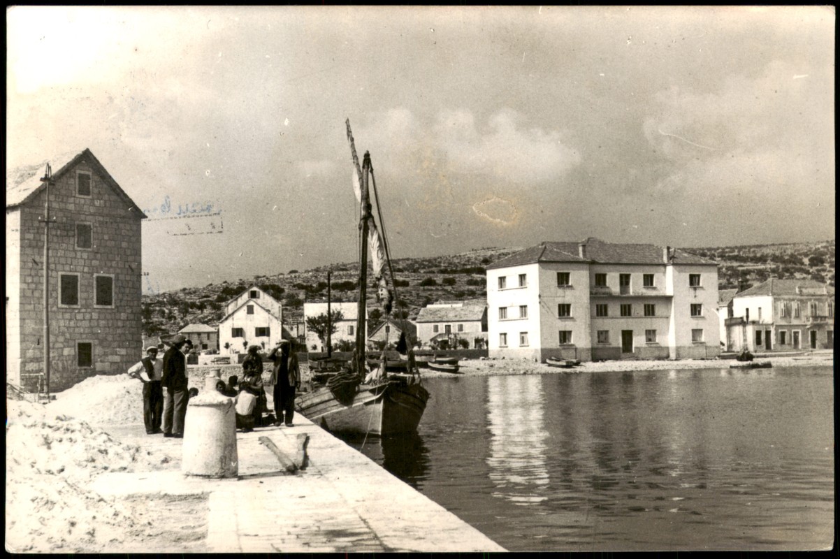 vergrößern: Bildseite historische Ansichtskarte von 1962: Hafenansicht mit Fischerbooten und Steinhäusern:: Groß Kap-Zesto