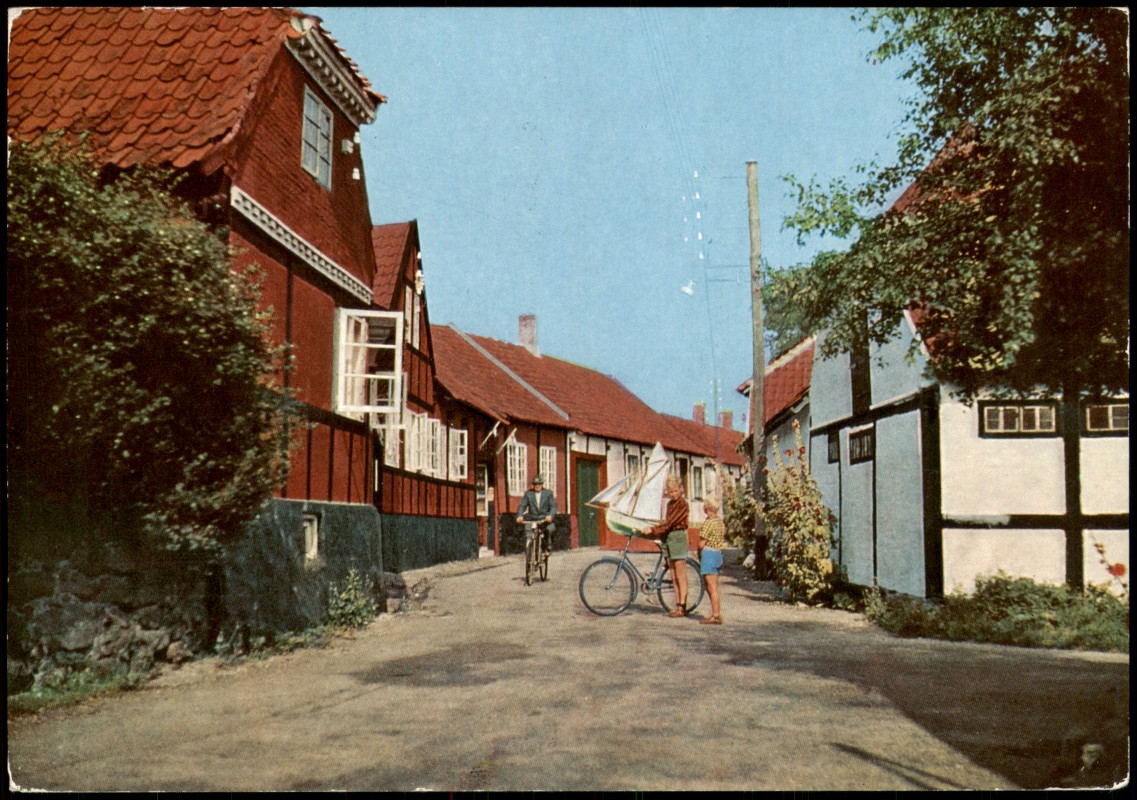 zoom: Image side vintage Postcard from 1977: Straßen-Ansicht mit Kinder, Fahrrad-Fahrer:: Allinge-Sandvig