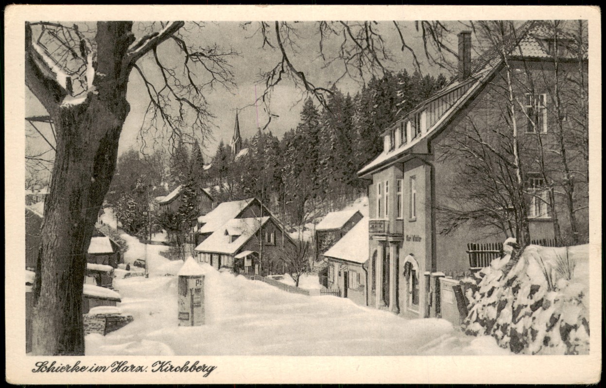 vergrößern: Bildseite historische Ansichtskarte von 1952: Straßenpartie im Winter am Kirchberg:: Schierke