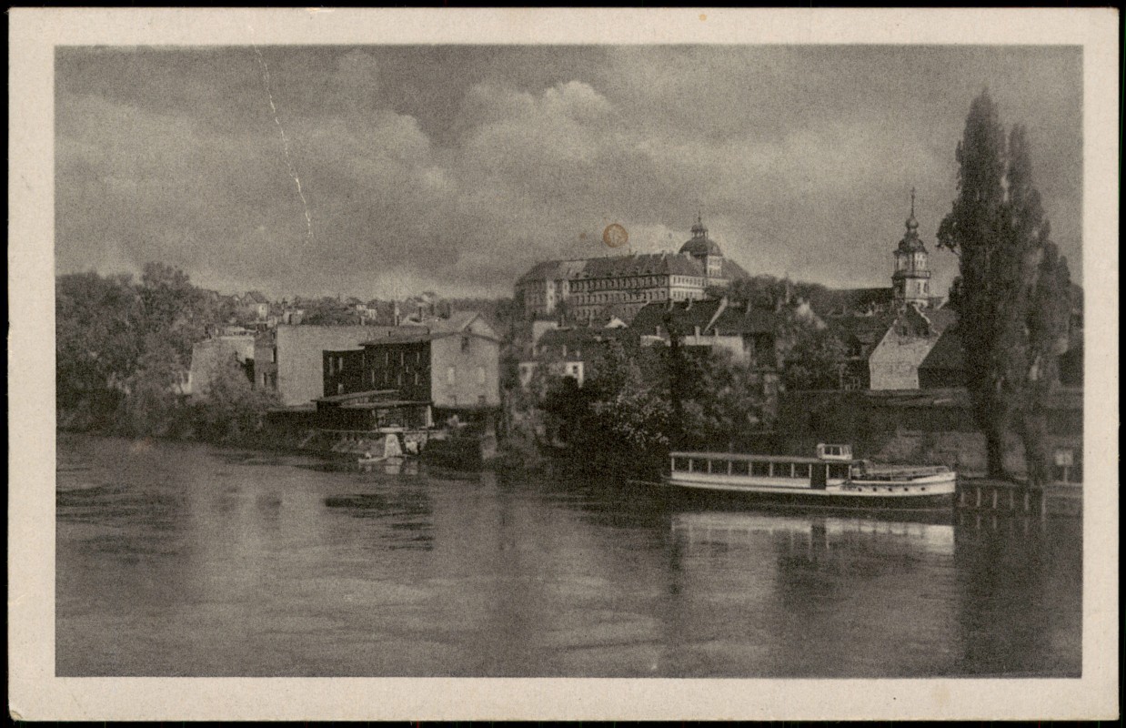 vergrößern: Bildseite historische Ansichtskarte von 1954: Saalepartie mit Schloß Fahrgastschiff:: Weißenfels