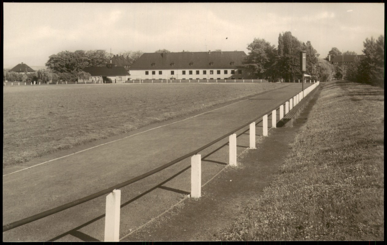 vergrößern: Bildseite historische Ansichtskarte von 1965: Stadion zur DDR-Zeit:: Treuen (Vogtland)