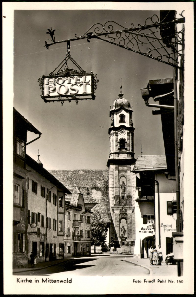 vergrößern: Bildseite historische Ansichtskarte von 1955: Pfarrkirche St. Peter und Paul mit Hotel-Schild:: Mittenwald