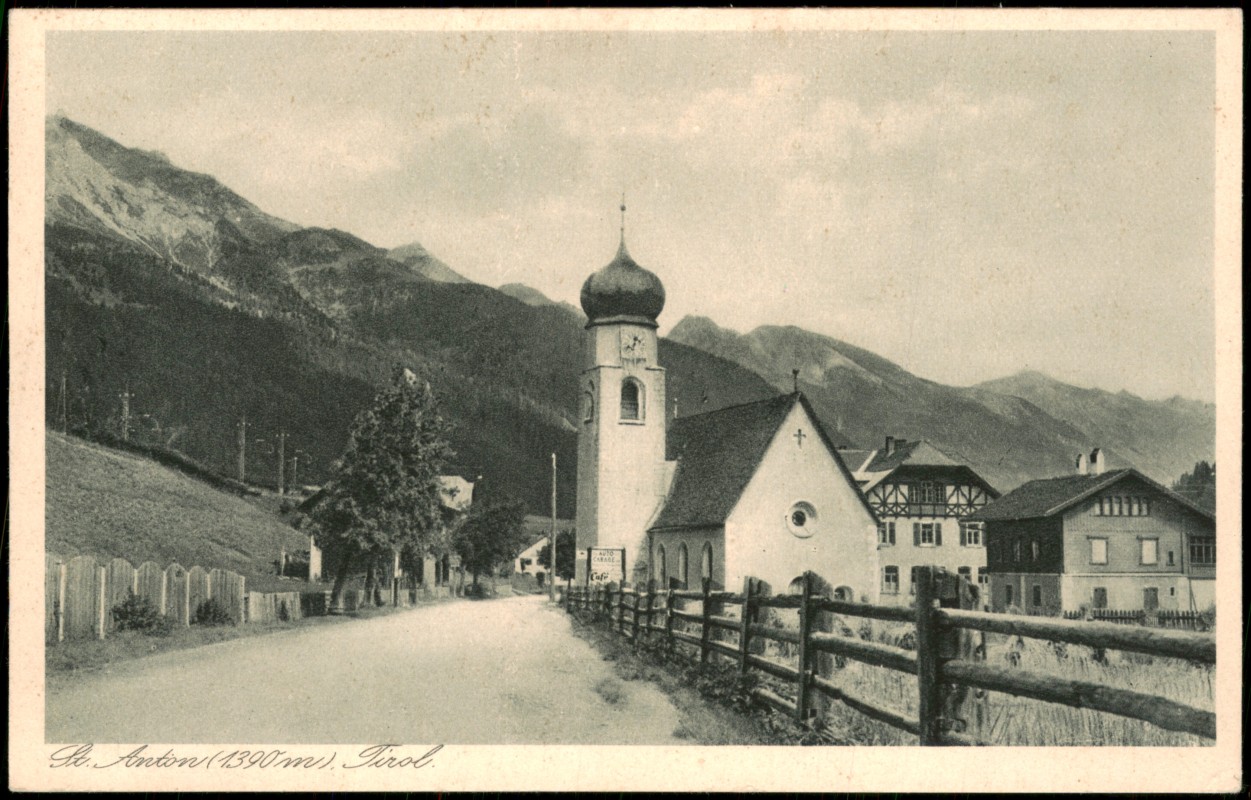 vergrößern: Bildseite historische Ansichtskarte von 1928: Straßenszene an der Kirche:: St. Anton am Arlberg