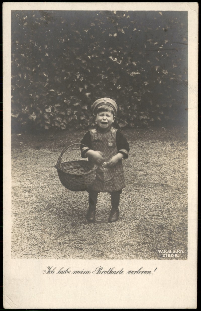 zoom: Image side vintage Postcard from 1960: Fotokunst-Karte Kind schreiend Ich habe meine Brotkarte verloren!::