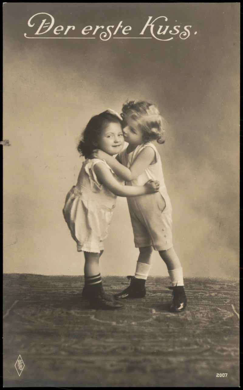 zoom: Image side vintage Postcard from 1912: Frühe Fotokunst Der erste Kuss (unter Kindern)::