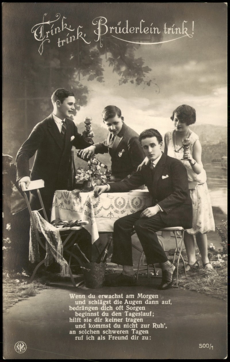 vergrößern: Bildseite historische Ansichtskarte von 1910: Frühe Fotokunst Gesellschaft beim Trinken Serien-AK Trinktrink Brüderlein trink!::