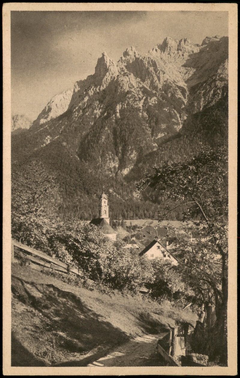 zoom: Image side vintage Postcard from 1914: Mittenwald mit Karwendelgebirge und Pfarrkirche:: Mittenwald