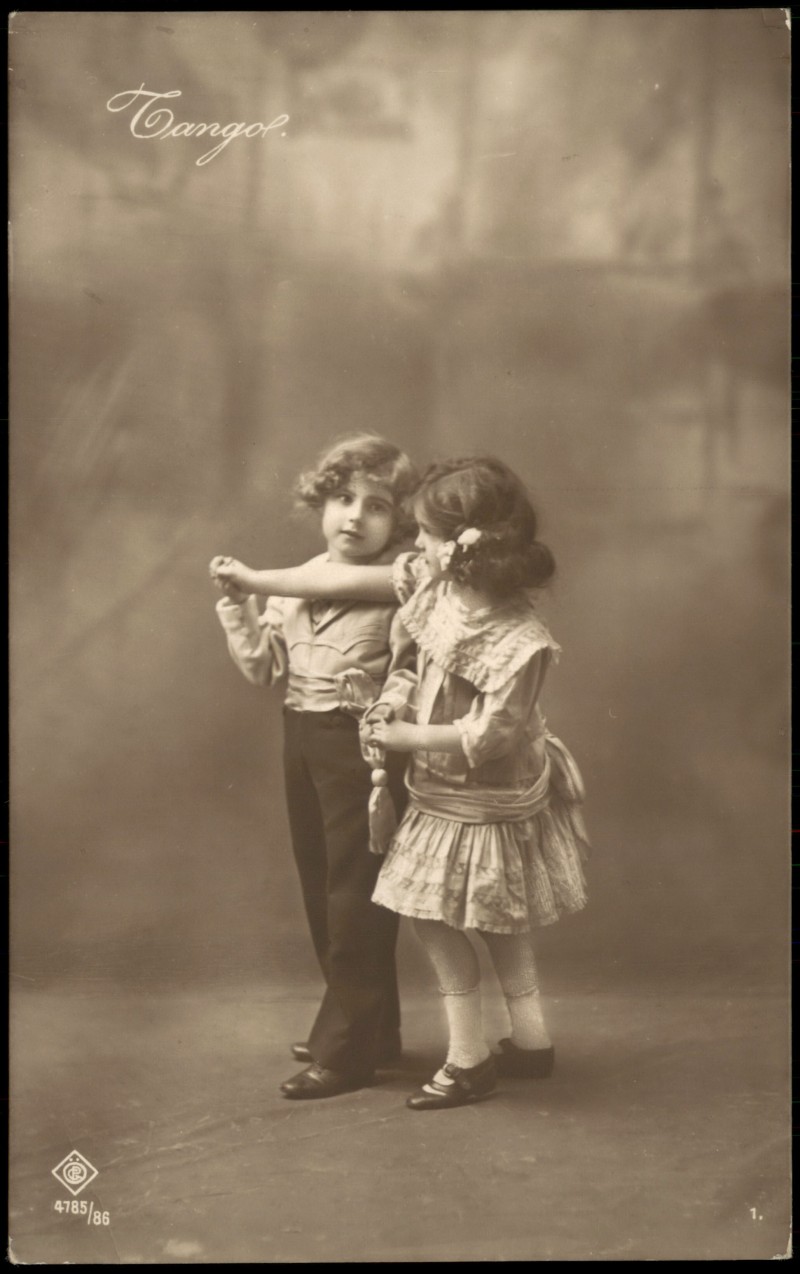 zoom: Image side vintage Postcard from 1910: Frühe Fotokunst Kinder Mädchen & Junge beim Tanz (Tango)::