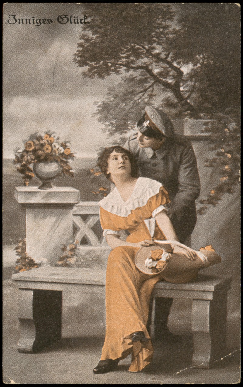zoom: Image side vintage Postcard from 1918: Inniges Glück Liebe Romantik Liebespaar, Verehrer in Uniform::