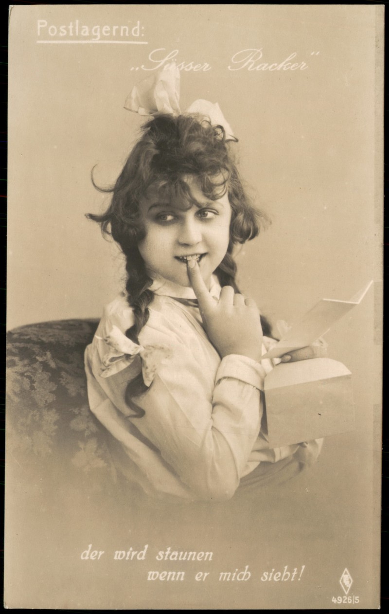 vergrößern: Bildseite historische Ansichtskarte von 1910: Postlagernd Süsser Racker Serienkarte Mädchen mit Zöpfen::