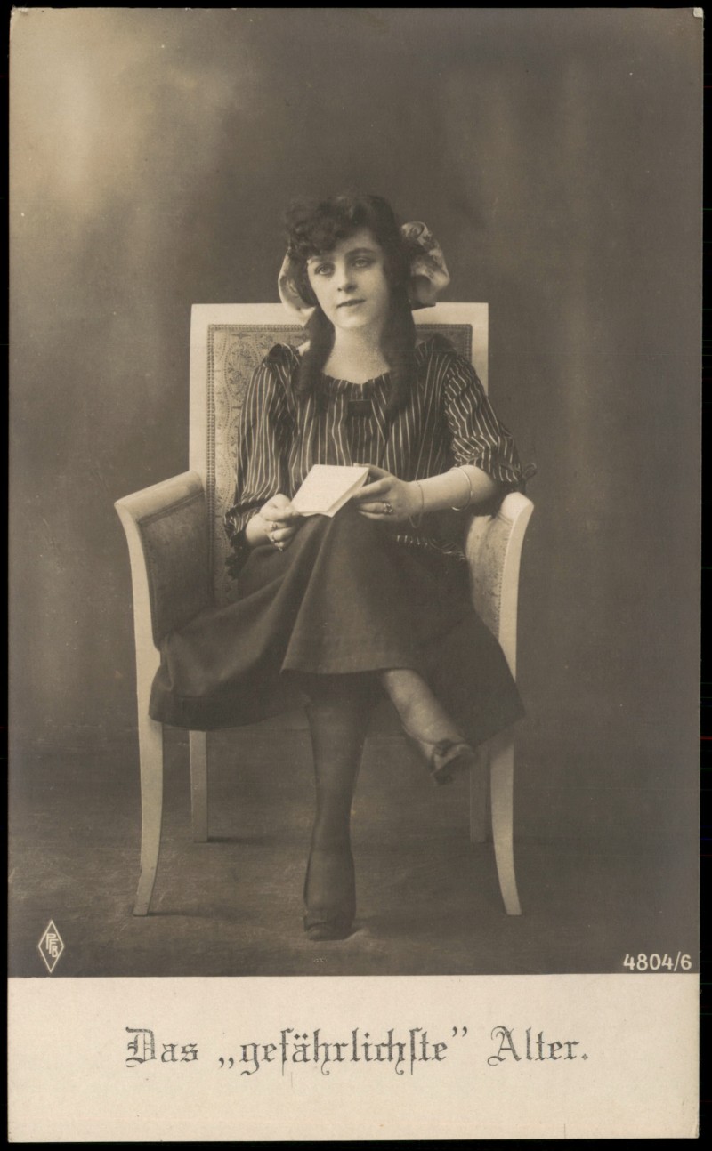 zoom: Image side vintage Postcard from 1910: Das „gefährlichste" Alter Serienkarte mit Frau und Liebesbrief::