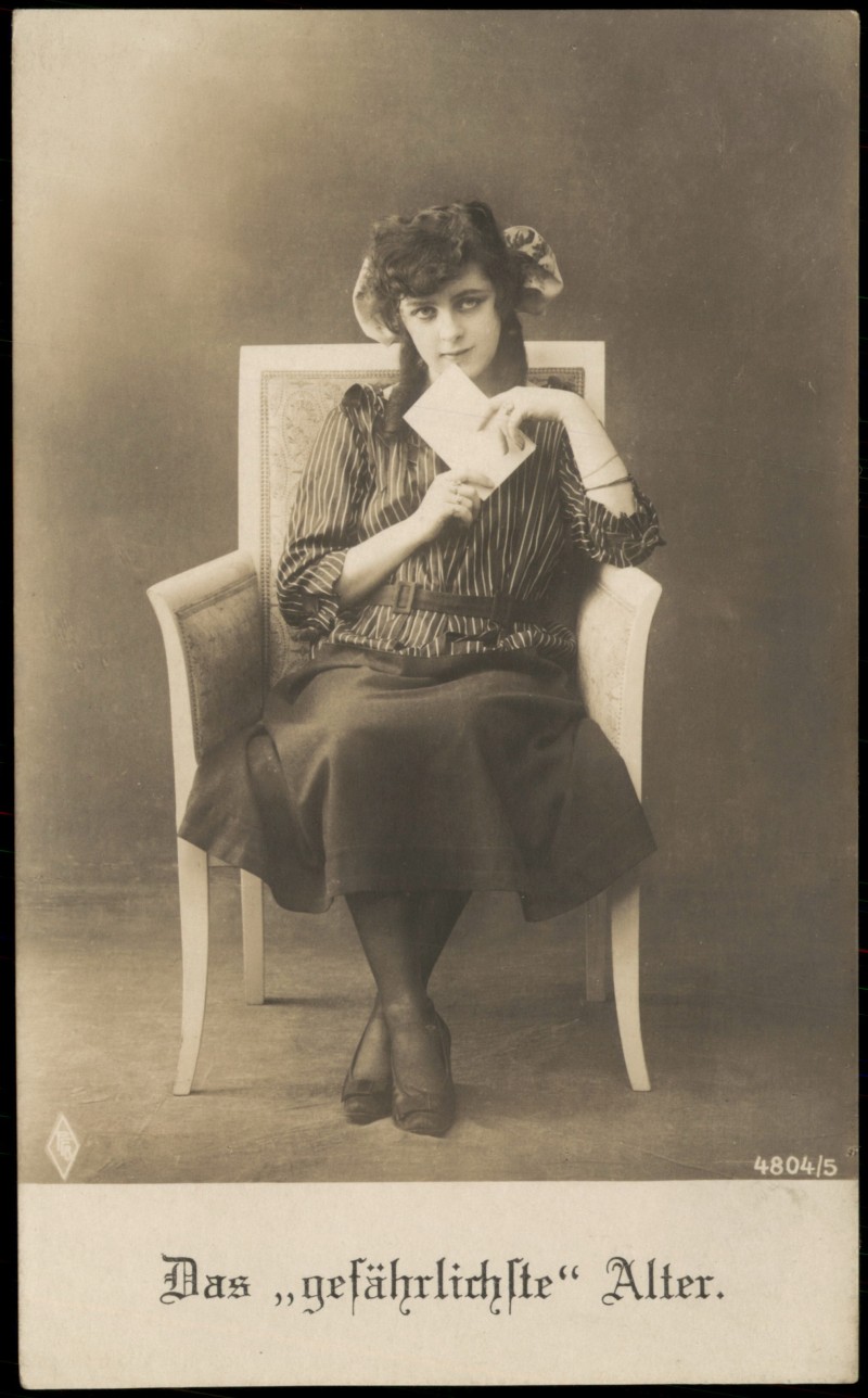 zoom: Image side vintage Postcard from 1910: Das gefährlichste Alter Serien-AK Frau verliebt mit Liebesbrief::