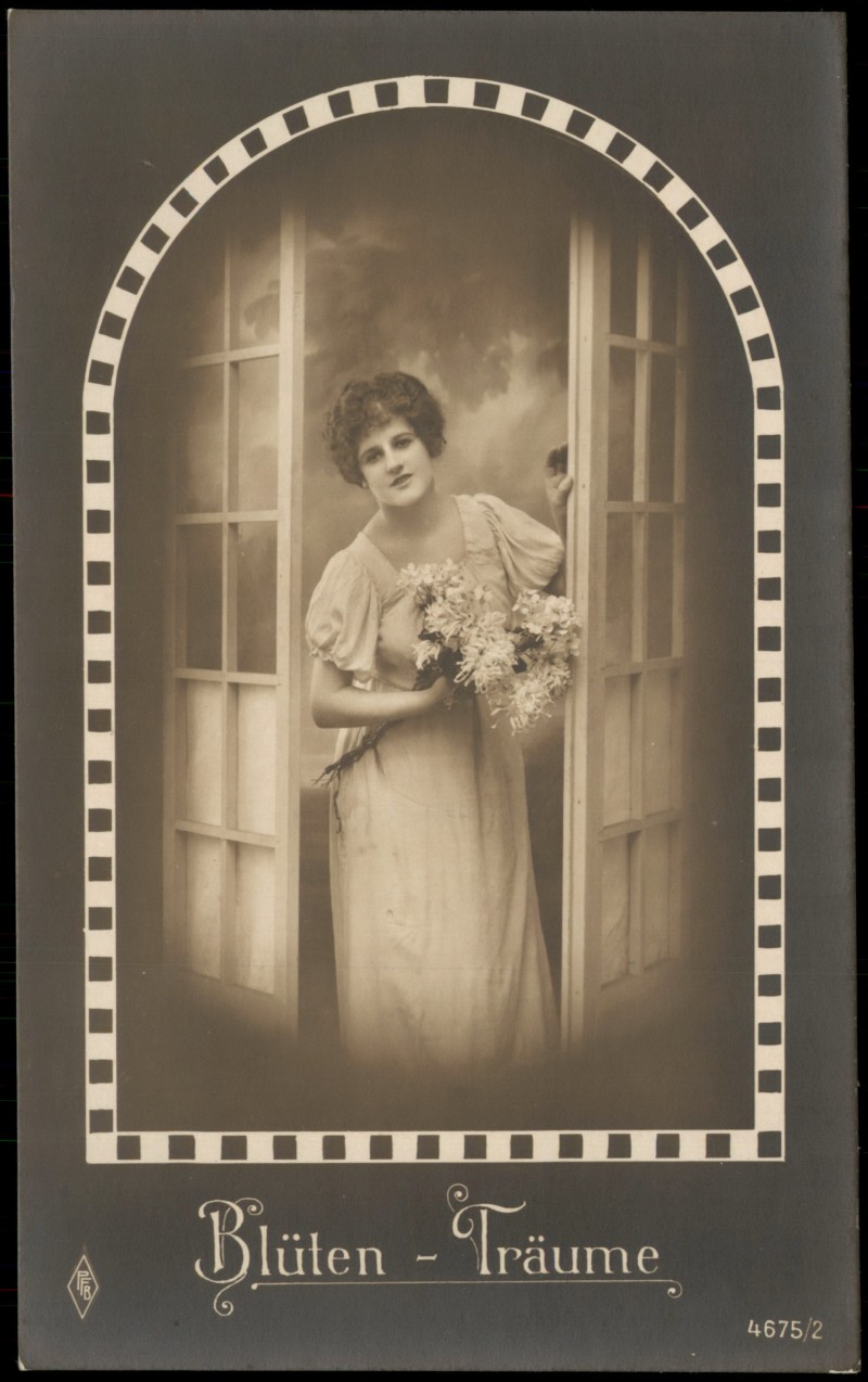 zoom: Image side vintage Postcard from 1910: Blüten Träume (Serienkarte) Frau im Kleid und Blumen im Türrahmen::