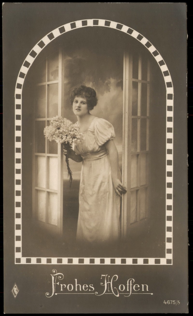 zoom: Image side vintage Postcard from 1910: Frohes Hoffen Serienkarte, Frau im Kleid u. Blumen possierend::