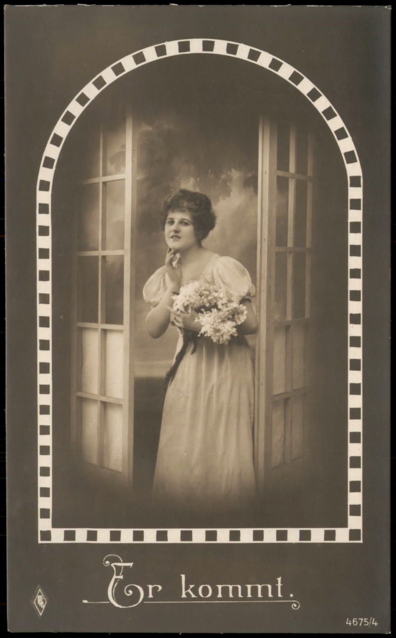 zoom: Image side vintage Postcard from 1910: Er kommt (Serien-Karte) Frau im Kleid u. Blumen in einer Tür::