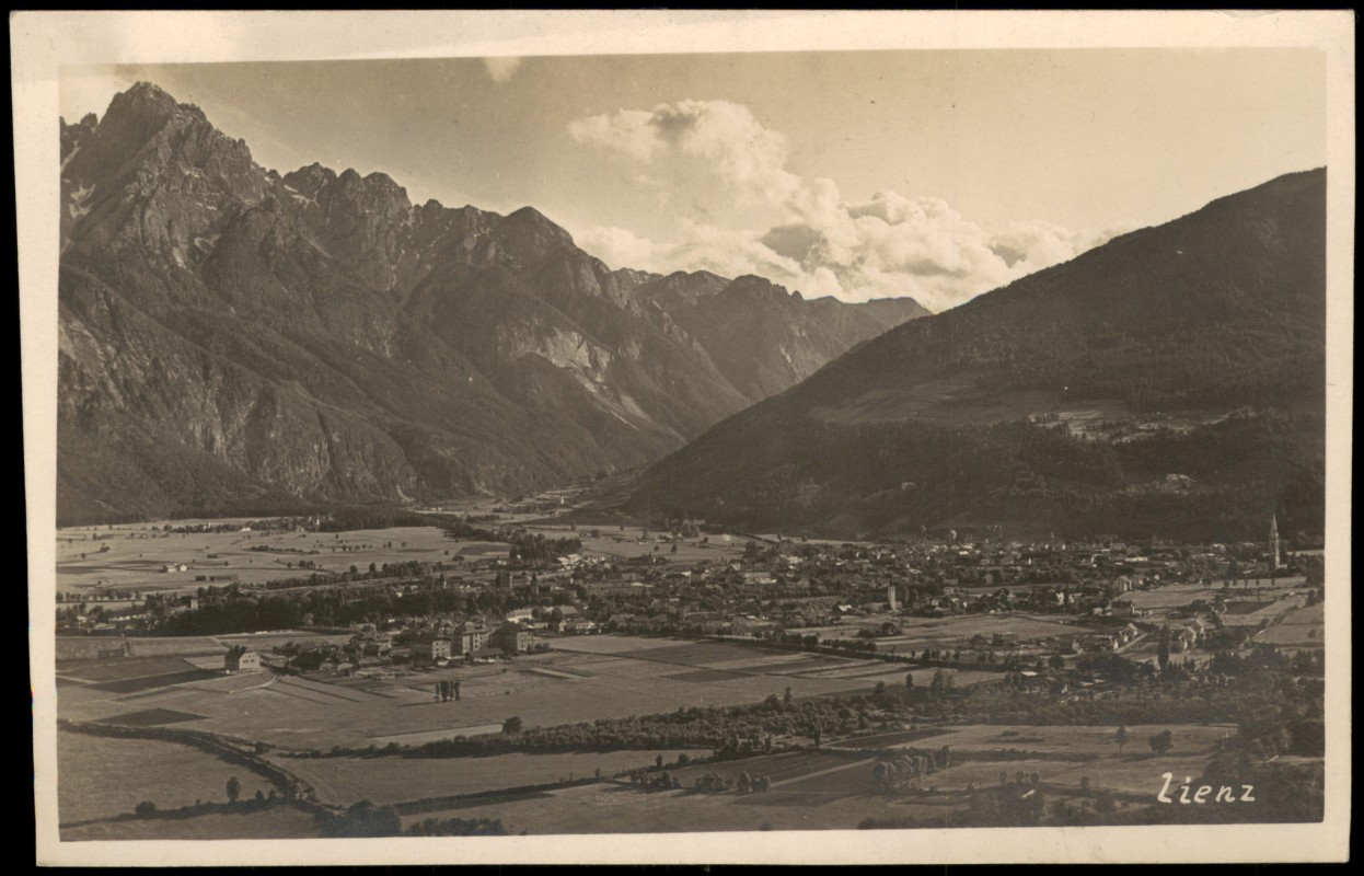 vergrößern: Bildseite historische Ansichtskarte von 1930: Fernblick auf die Stadt:: Lienz