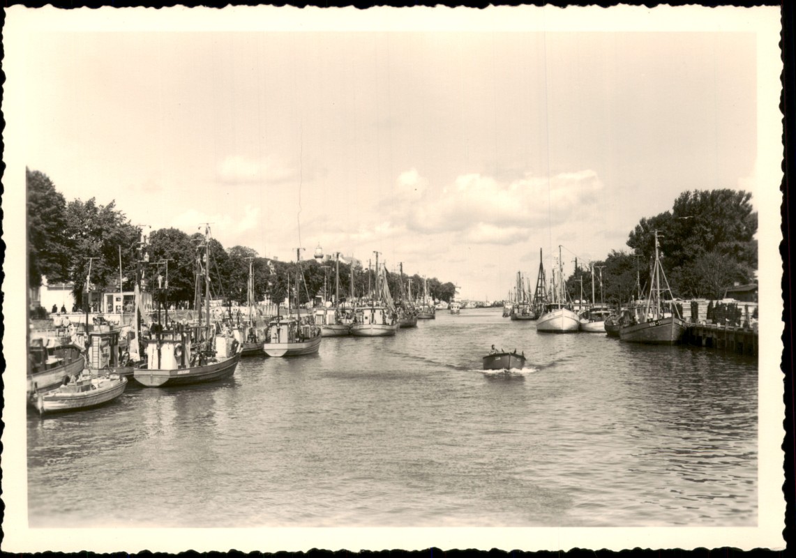 vergrößern: Bildseite historische Ansichtskarte von 1959: Strom Fischerboote - Fotokarte:: Warnemünde-Rostock