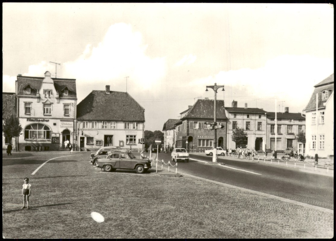 vergrößern: Bildseite historische Ansichtskarte von 1980: Marktplatz Autos Kr. Bad Doberan:: Neubukow