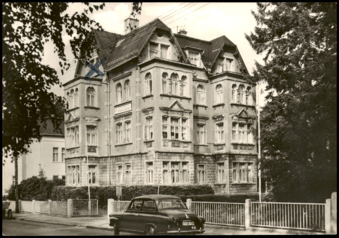vergrößern: Bildseite historische Ansichtskarte von 1973: Auto am FDGB-Heim Magnus Poser zur DDR-Zeit:: Tabarz/Thüringer Wald