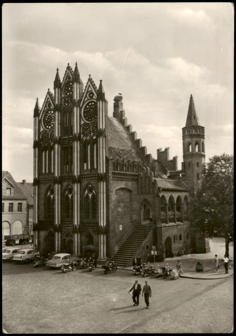 vergrößern: Bildseite historische Ansichtskarte von 1977: Rathaus zur DDR-Zeit, Autos Motorräder davor:: Tangermünde