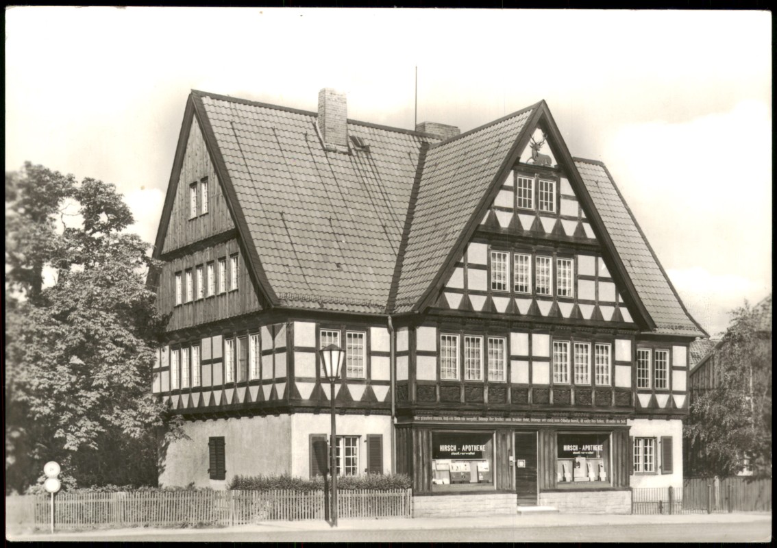 vergrößern: Bildseite historische Ansichtskarte von 1981: Partie an der Apotheke zur DDR-Zeit:: Ilsenburg (Harz)