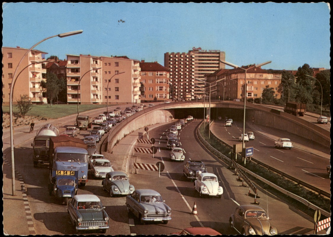 vergrößern: Bildseite historische Ansichtskarte von 1970: Stadtteilansicht, Schnellstraße, Autos u.a. viele VW Käfer:: Berlin
