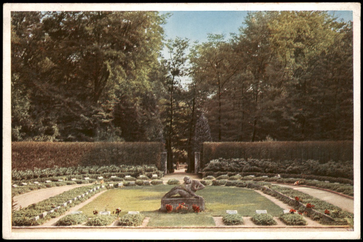vergrößern: Bildseite historische Ansichtskarte von 1940: Partie auf dem Friedhof Ehrenfriedhof:: Lübeck