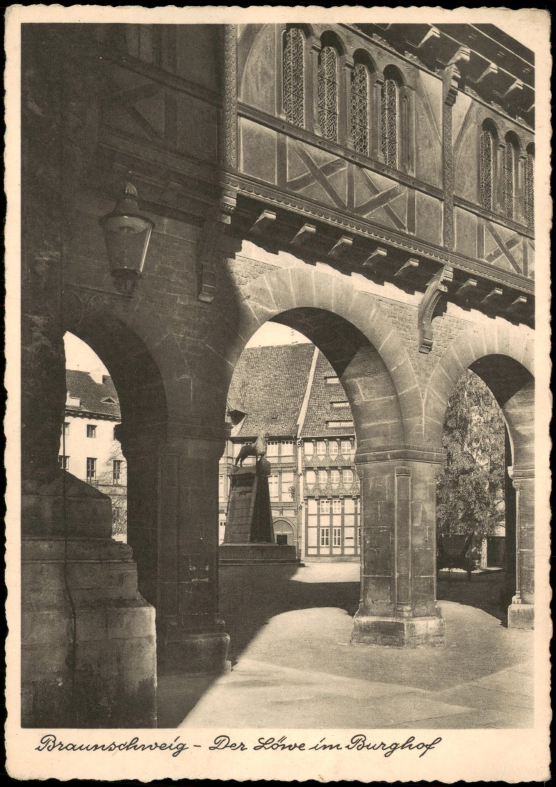 vergrößern: Bildseite historische Ansichtskarte von 1955: Der Löwe im Burghof:: Braunschweig