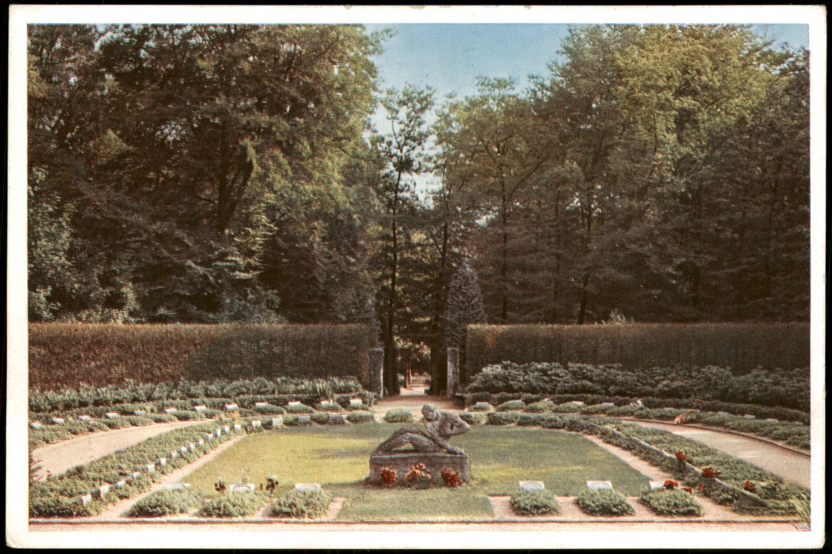 vergrößern: Bildseite historische Ansichtskarte von 1940: Partie auf dem Friedhof Ehrenfriedhof:: Lübeck