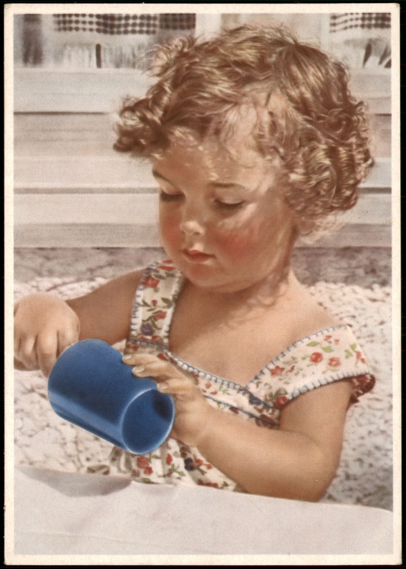 vergrößern: Bildseite historische Ansichtskarte von 1940: Portrait Kinder Kind Mädchen spielt mit Becher::