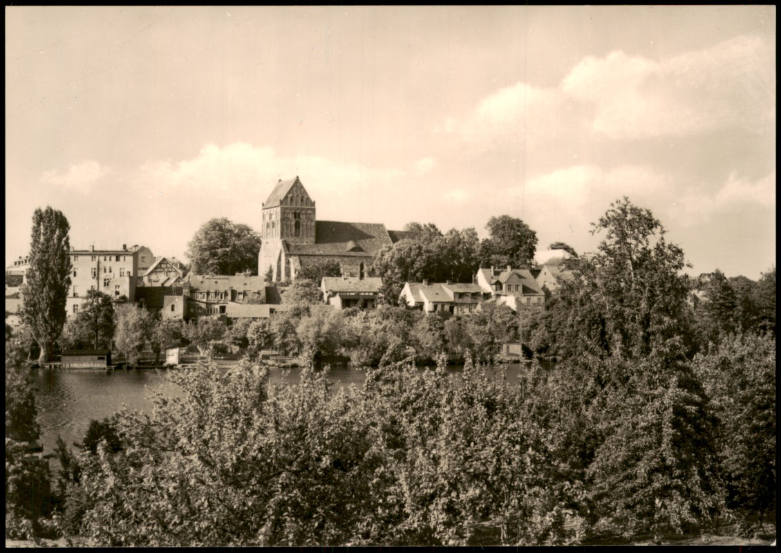 vergrößern: Bildseite historische Ansichtskarte von 1972: Blick über den Stadtsee auf die Stadtpfarrkirche St. Johannes:: Lychen