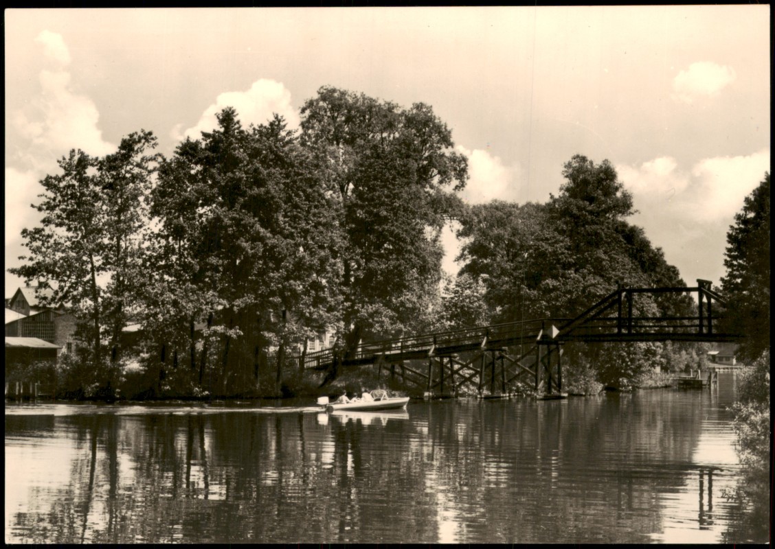 vergrößern: Bildseite historische Ansichtskarte von 1971: Stadtsee mit Holzbrücke:: Lychen