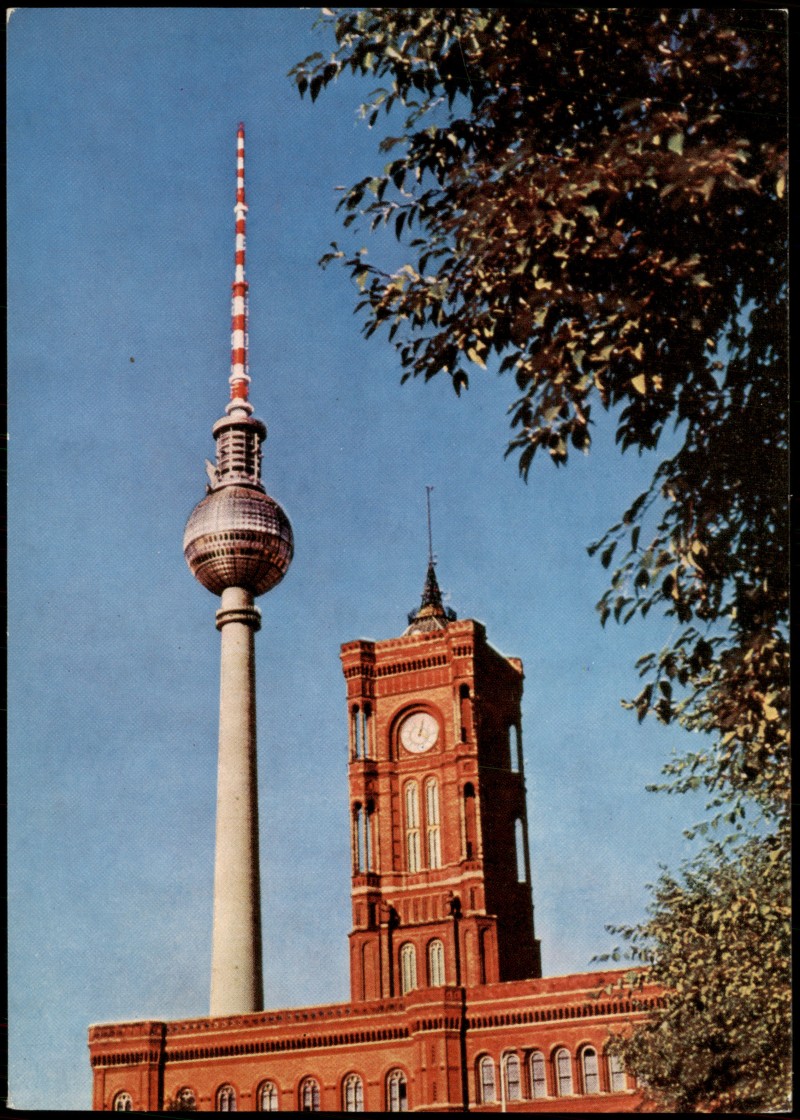 vergrößern: Bildseite historische Ansichtskarte von 1970: Rotes Rathaus und Fernsehturm:: Mitte-Berlin