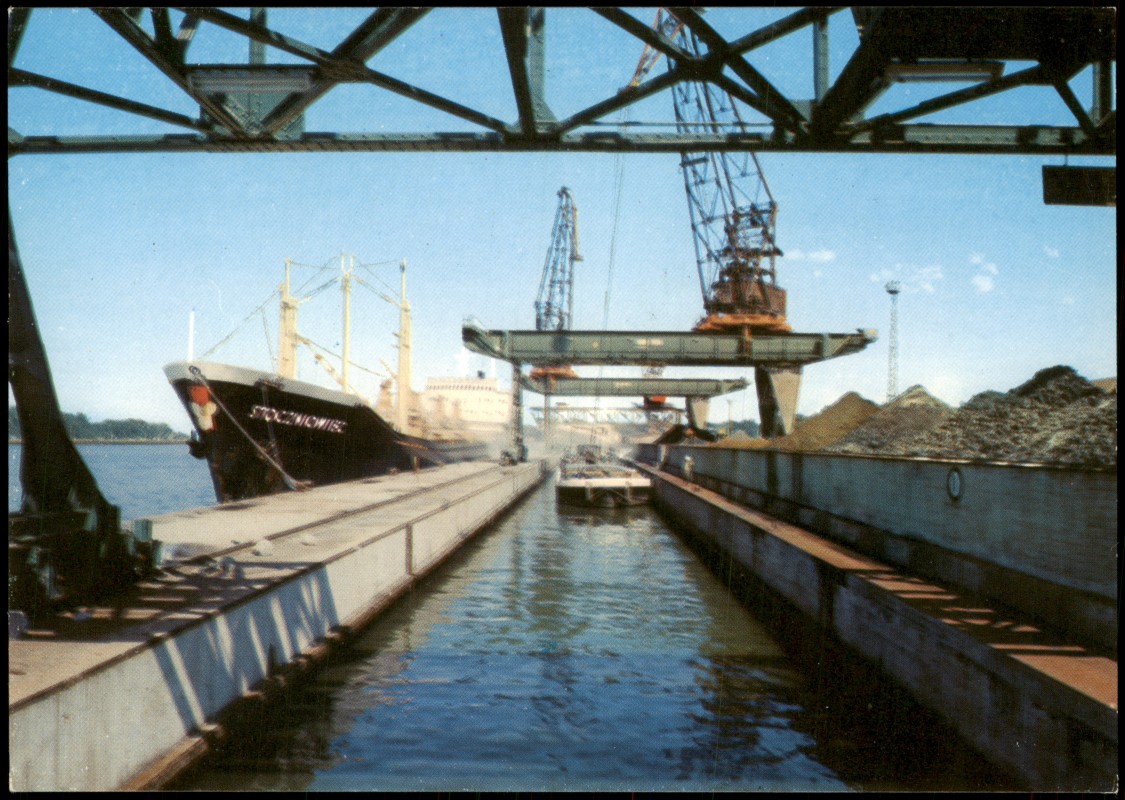 vergrößern: Bildseite historische Ansichtskarte von 1973: Hafen ŚWINOUJŚCIE W porcie Schiffe Schleuse:: Osternothafen (Ostswine)-Swinemünde