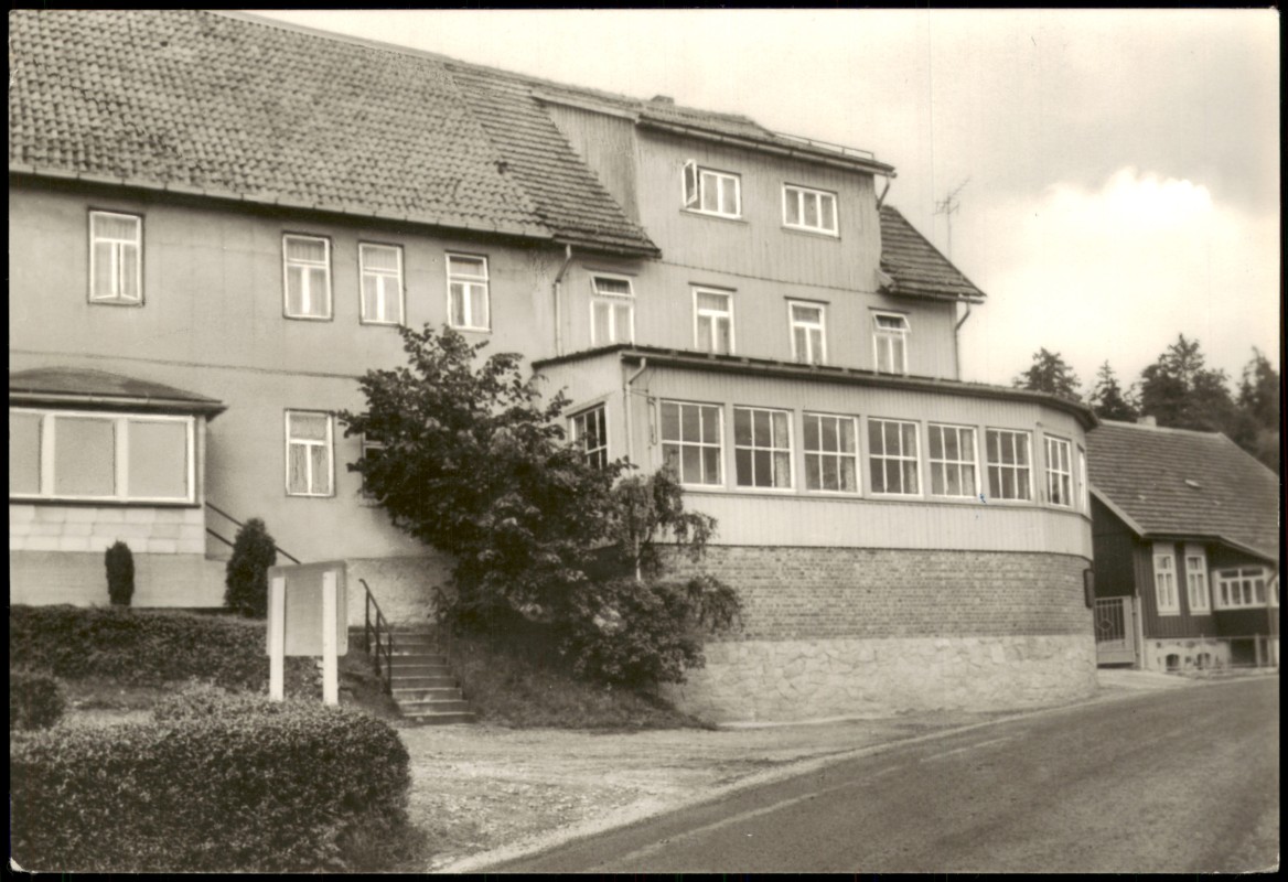 vergrößern: Bildseite historische Ansichtskarte von 1974: Ferienheim des VEB Maschinenfabrik und Eisengießerei Köthen, Stiege (Harz):: Stiege Harz