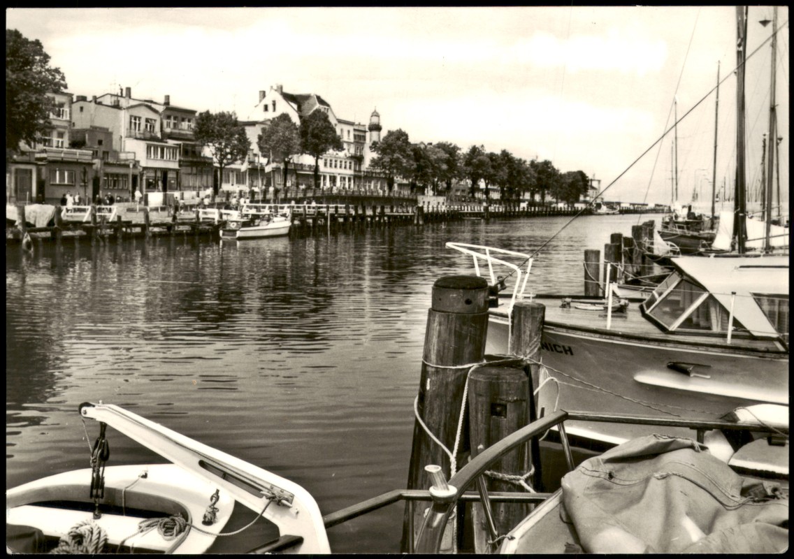 vergrößern: Bildseite historische Ansichtskarte von 1974: Warnemünde Am Alten Strom zur DDR-Zeit:: Warnemünde-Rostock