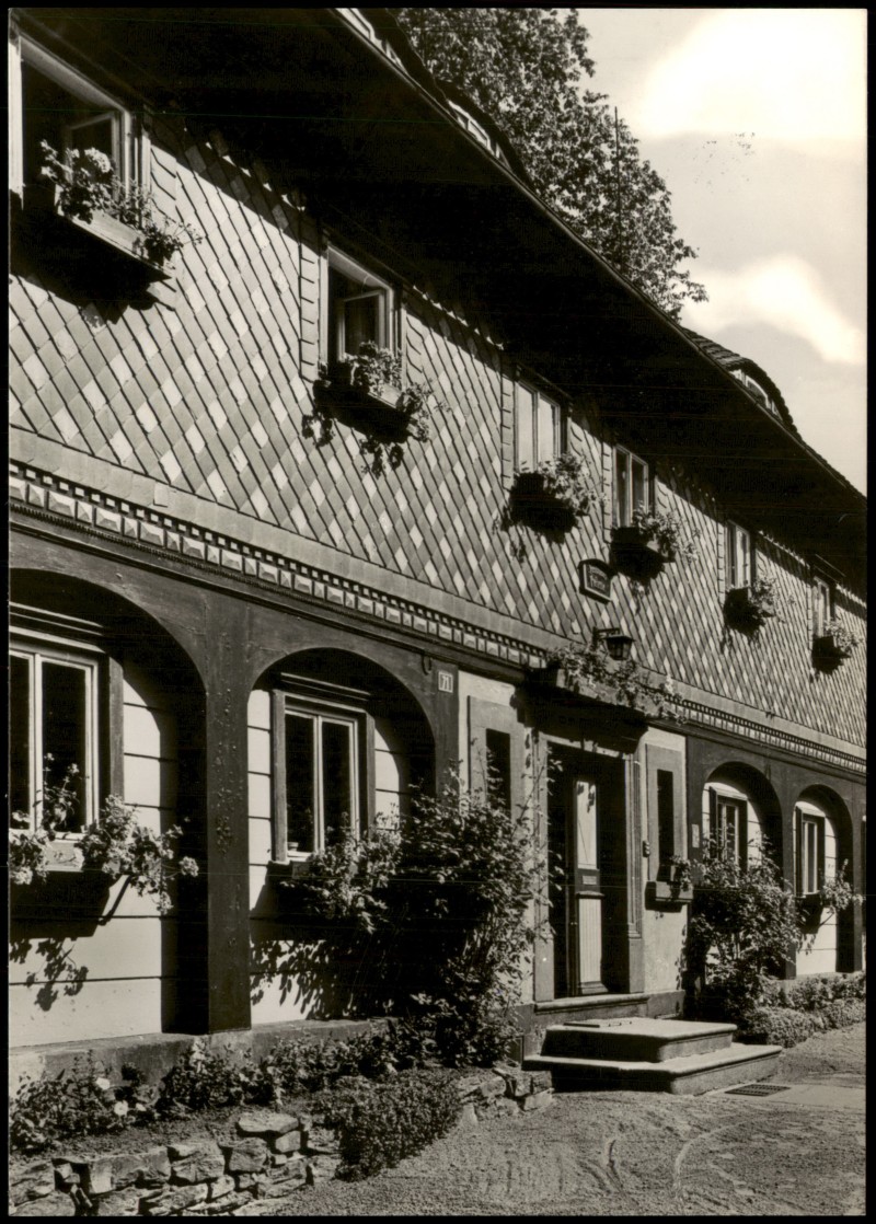 vergrößern: Bildseite historische Ansichtskarte von 1975: Umland-Ansicht Oberlausitzer Umgebindehaus zur DDR-Zeit:: Waltersdorf-Großschönau (Sachsen)
