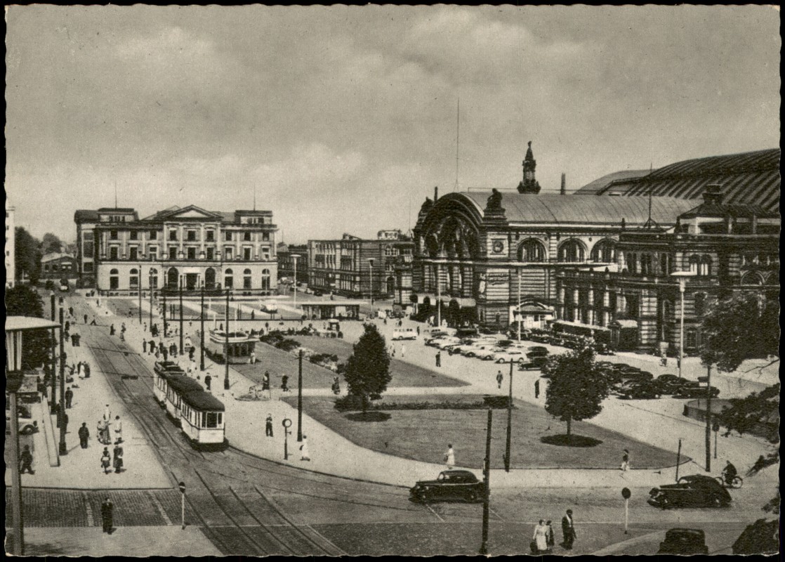 vergrößern: Bildseite historische Ansichtskarte von 1950: Hauptbahnhof mit Vorplatz Verkehr mit Tram Straßenbahn:: Bremen