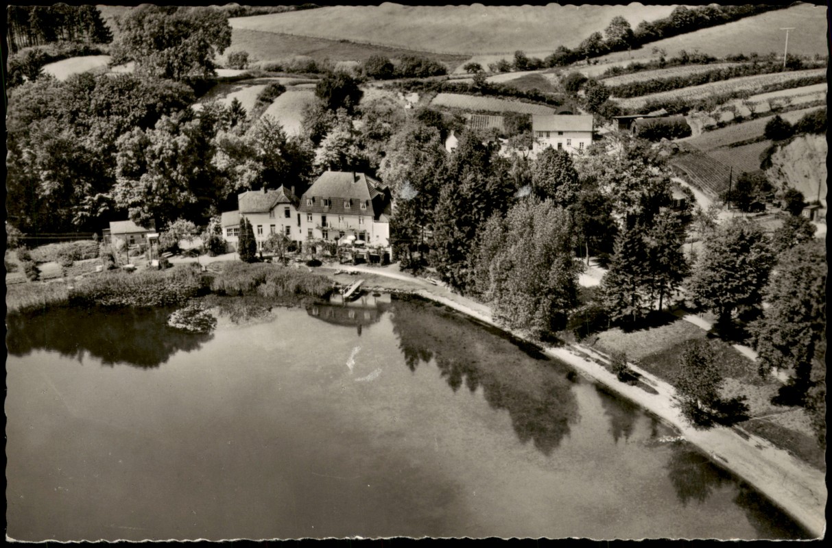 vergrößern: Bildseite historische Ansichtskarte von 1964: Luftbild Hotel und Pension HAUS ERHOLUNG:: Sielbeck-Eutin
