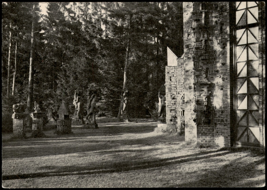vergrößern: Bildseite historische Ansichtskarte von 1969: Kunststätte J. M. Bossard Seitenansicht Skulpturen:: Lüllau-Jesteburg