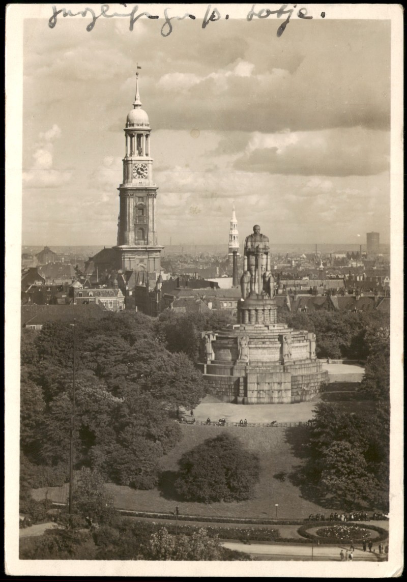 vergrößern: Bildseite historische Ansichtskarte von 1935: St. Michaeliskirche und Bismarck-Denkmal:: St. Pauli-Hamburg