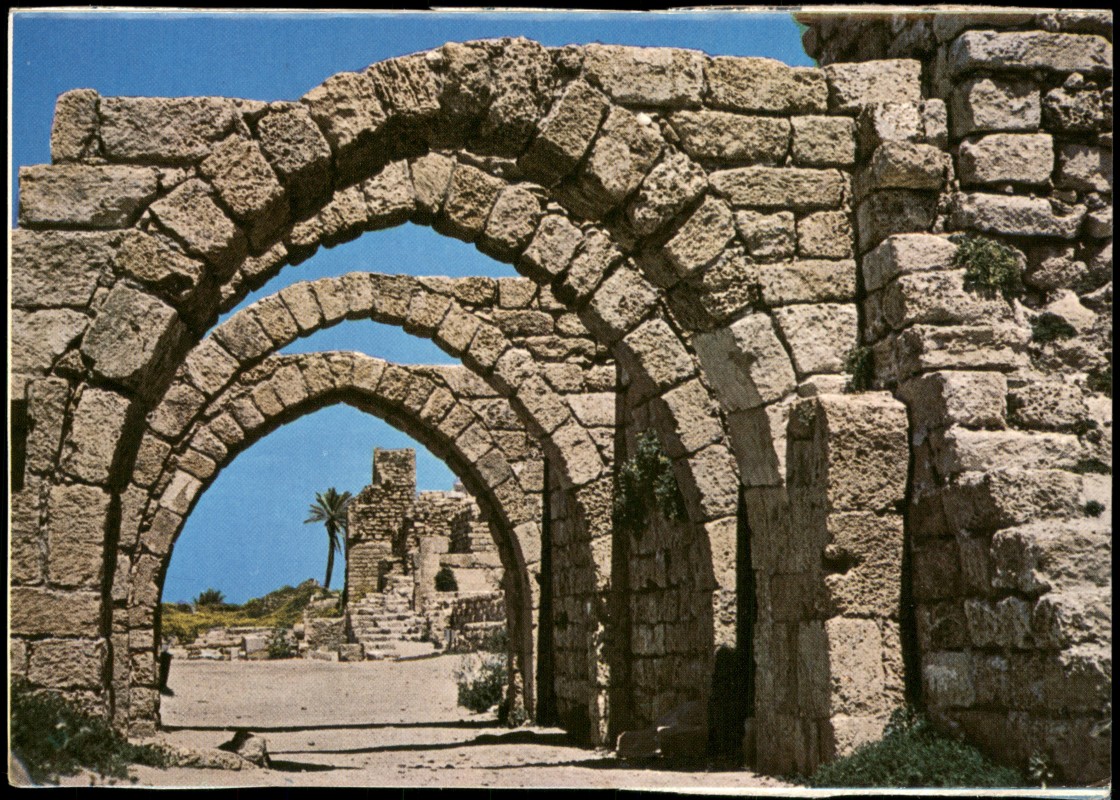 vergrößern: Bildseite historische Ansichtskarte von 1970: Antike Torbögen:: Caesarea